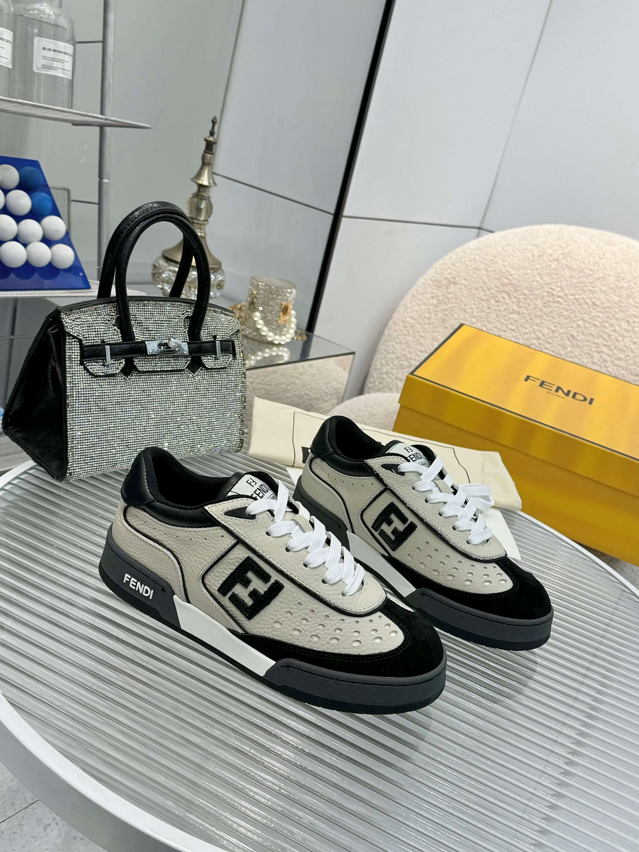 p620🐮🐮New❤Top super A version💯 Fendi Fendi 2025 New Year's King Explosive Style🔥 Many💑stars have the same style FD match. Original purchase for RMB14440. One to one replica. Designer Kim Jones's first sneaker fendi match and Donkey brand Trainer basketball sneakers, fresh blood injection and FF retro design It combines fashion and super comfort. [Wise] Whoever doesn’t grab it will regret it [There are many shoe uppers on the market with different color matching and cut corners in workmanship. The color matching and craftsmanship of my shoe upper are absolutely the same as the genuine products at the counter. Welcome to compare. Feet: Mesh injection molding pads 🎯 Soles: Please look for the original molded multi-color TPU outsole (❌ non-rubber sole) 🎯 Size: Female 35-41 Male 38-45 🎯 Packaging: Original 1:1 matching high-end packaging 🎁
